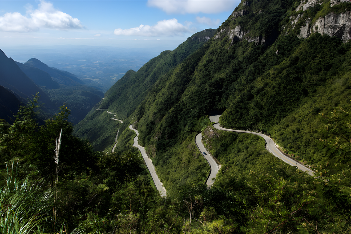 Vista de Joinville, cidade cercada pela serra e próxima ao mar.