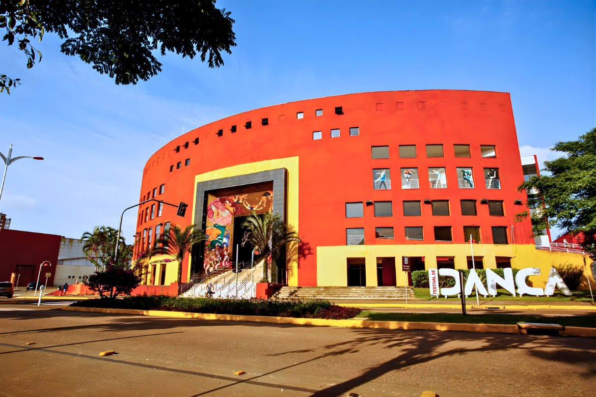 Vantagens de morar no Centro de Joinville, perto de restaurantes e cultura.