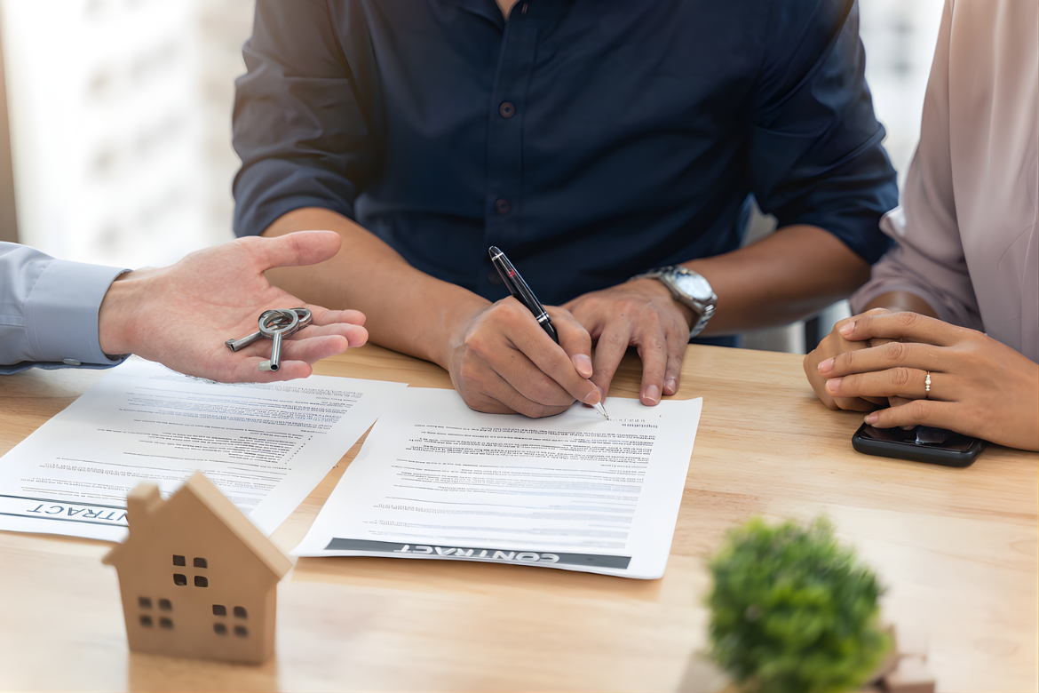 Assinando contrato de financiamento imobiliário após seguir as regras do FGTS.