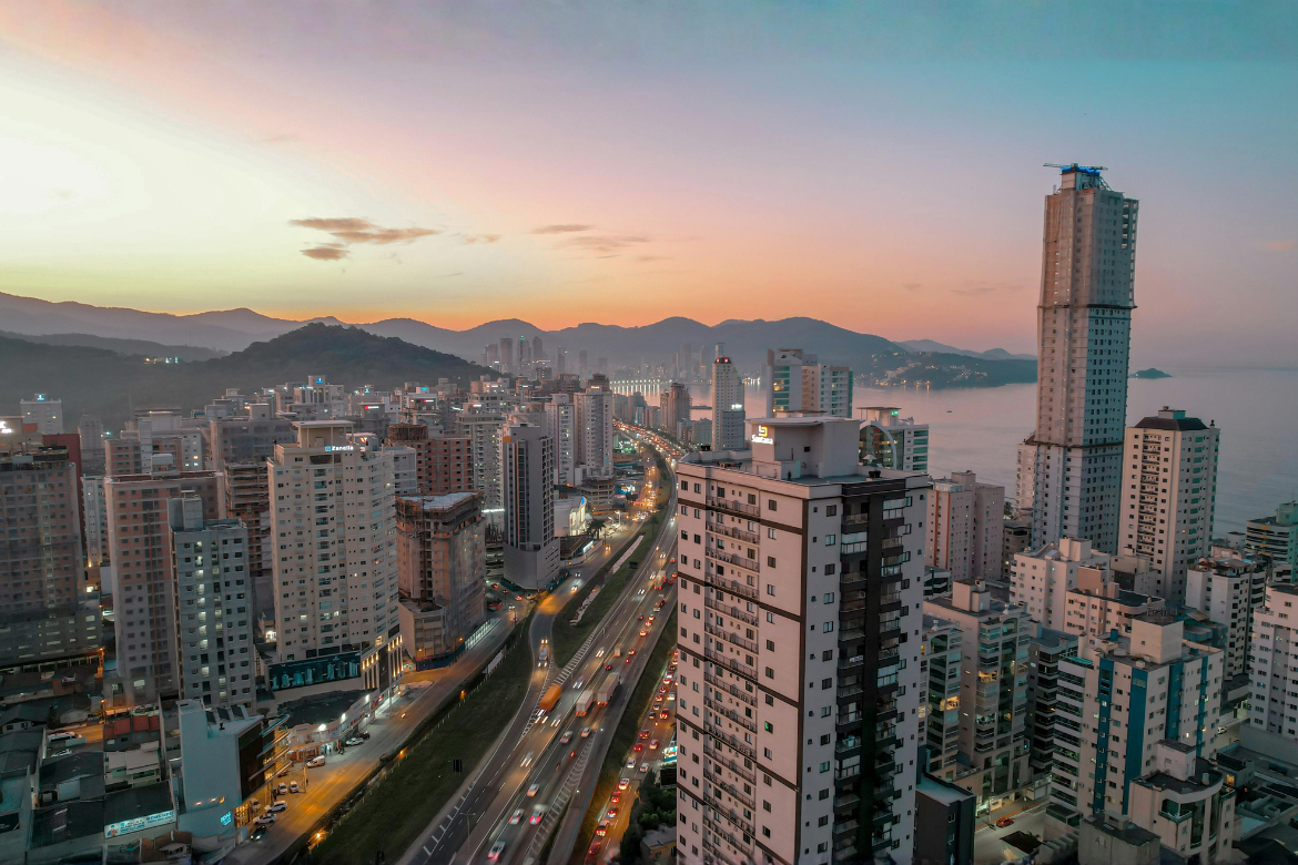 Imóvel de alto padrão com design moderno e área verde