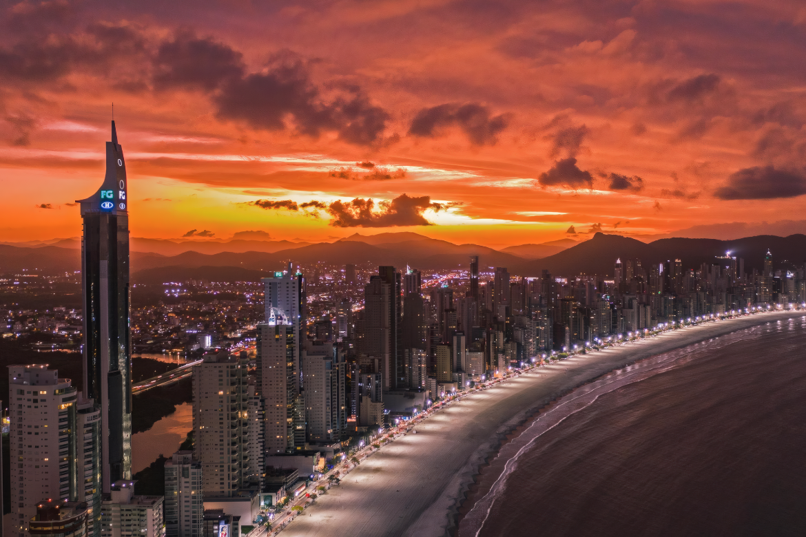 Skyline de Balneário Camboriú e Itapema, líderes em valorização imobiliária em Santa Catarina.