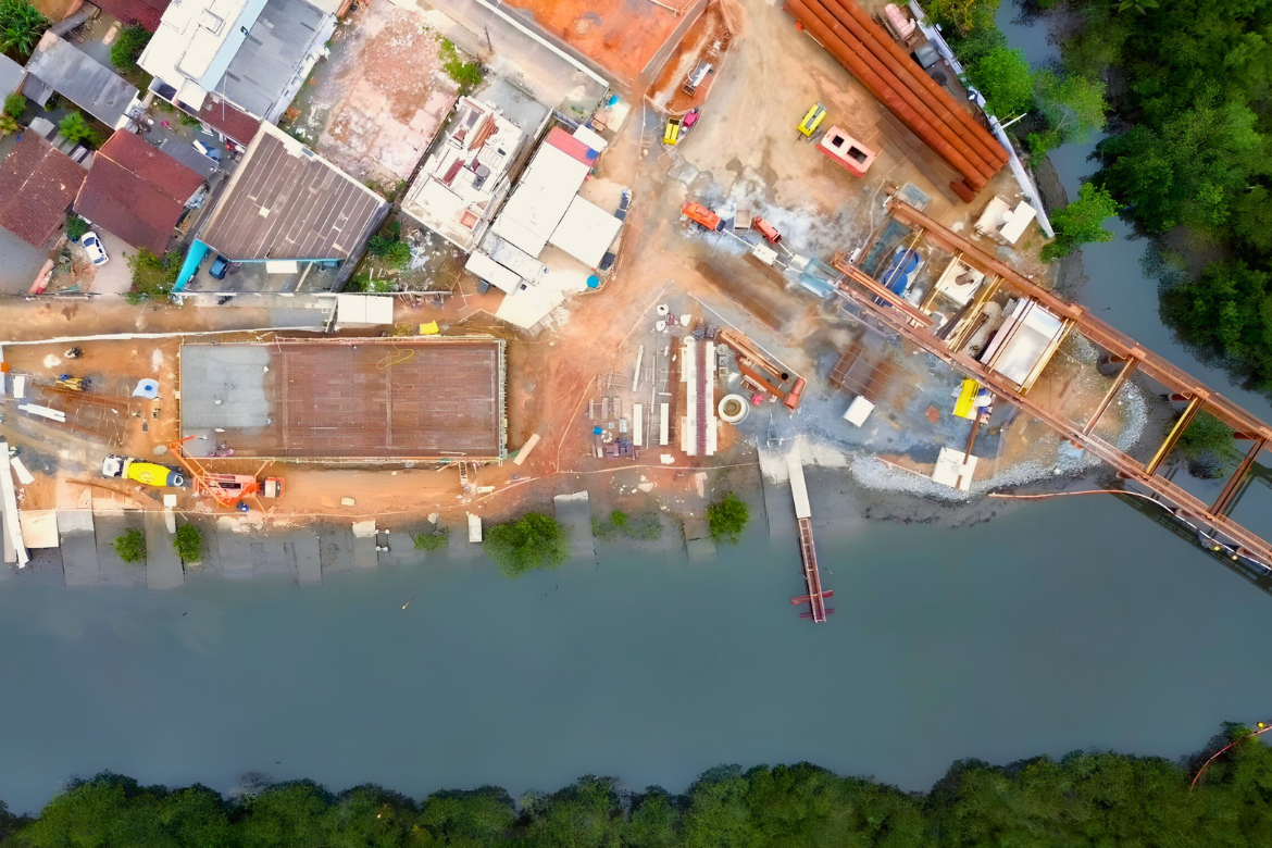 Canteiro de obras da Ponte Joinville com vigas de sustentação e máquinas pesadas