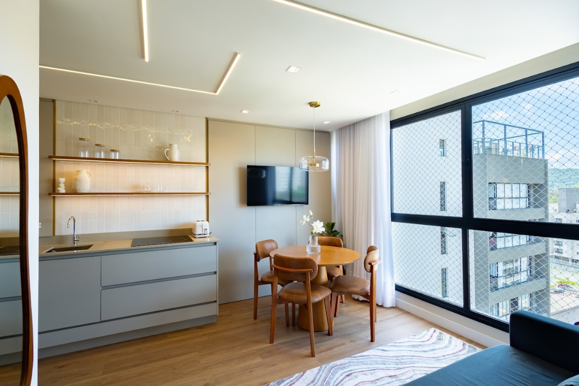 Sala de estar de apartamento mobiliado para locação por temporada em Joinville